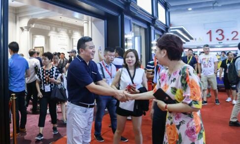 中国建博会（广州）楷模木门展位董总接洽经销商伙伴