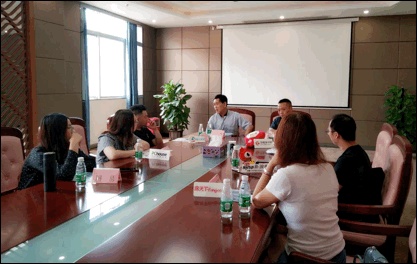媒体记者与三角洲集团总裁徐兆火、营销总监王小康进行采访交流