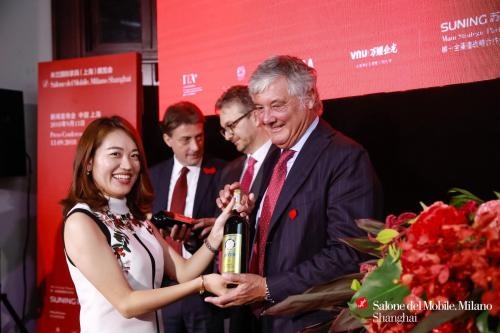 苏宁国际代表在活动现场送出国际米兰足球俱乐部限定葡萄酒表达了对本届米兰国际家具（上海）展览会的美好祝愿