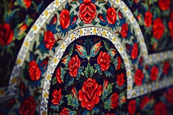 波斯之宝“玫瑰人生”系列家族毯 惊艳亮相设计中国北京