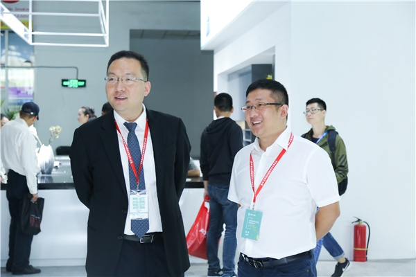 左：居然之家运营总监李韶芳；右：老板电器全国销售总监庞廷杰