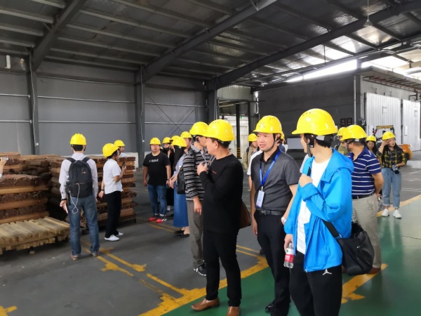 中国林产工业协会副会长吴盛富率媒体团参观考察天格地暖实木地板