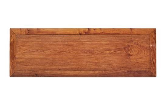 图六：明式黄花梨刀牙裙霸王枨画桌，面芯为厚独板，以一木一器标准而制。
