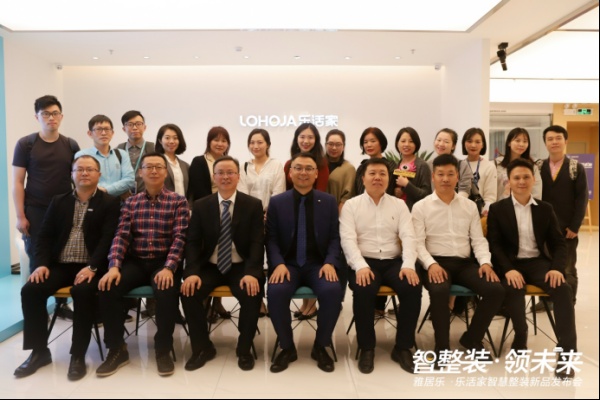 吴小双总经理、周学政常务副总经理与媒体朋友合照