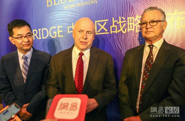 BULE RIDGE高级副总裁 Harry Linton（右）、IDFL国际羽绒化验室总裁Wilford Lieber（中）、BULE RIDGE中国区CEO 夏培照