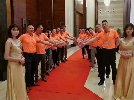 金紫荆装饰高管20余人，在酒店门口欢迎回家的近400名工人师傅们