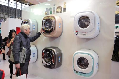 随着单身经济的崛起，也出现了一批新涌现出来的新奇特潮牌。以生产壁挂洗衣机知名的小吉电器就是其中一个代表。