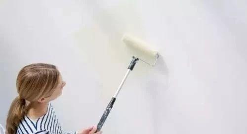 用乳胶漆刷墙，太深或太浅怎么办？