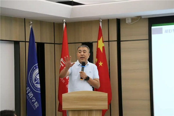 集团陶瓷控股有限公司副总经理张颖光讲话