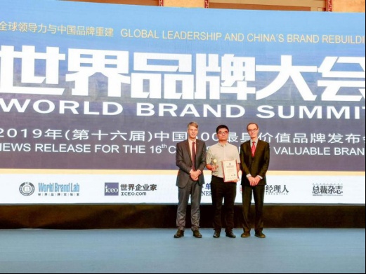 
  诗尼曼品牌赋能中心总监刘雷出席大会并受奖