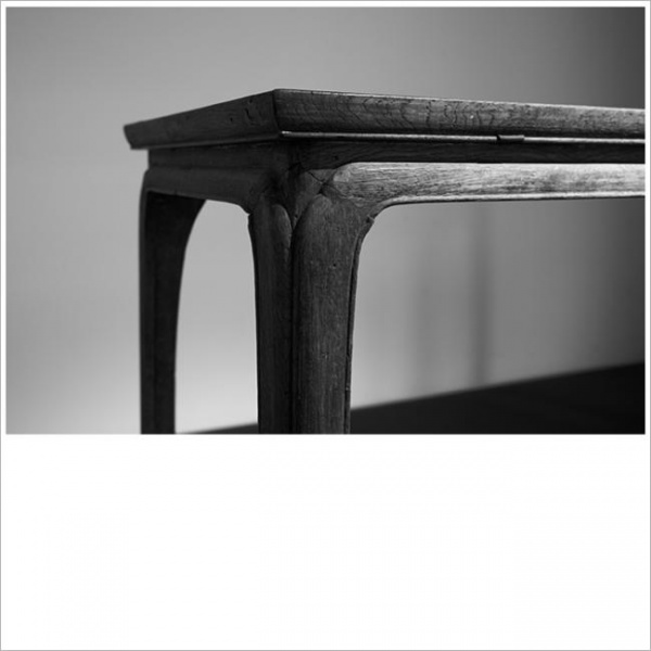 配图五：16世纪隐形束腰柞木画桌（马可乐收藏）