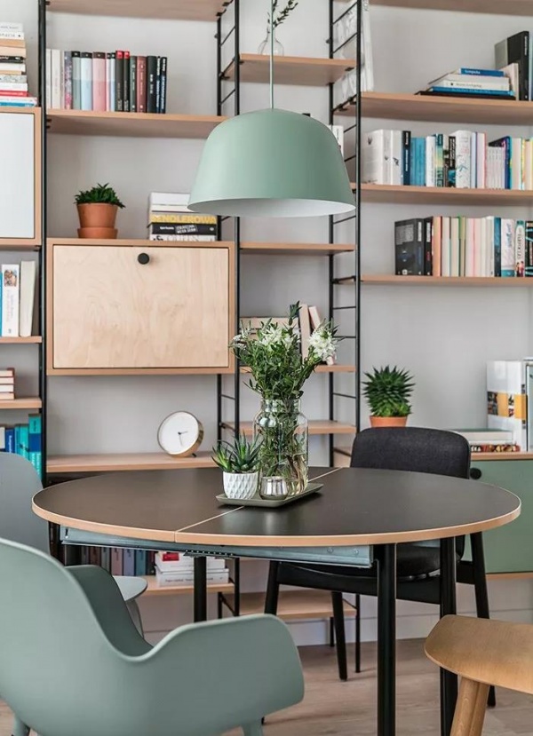 波兰设计师改造公寓，用木质家具打造清新空间