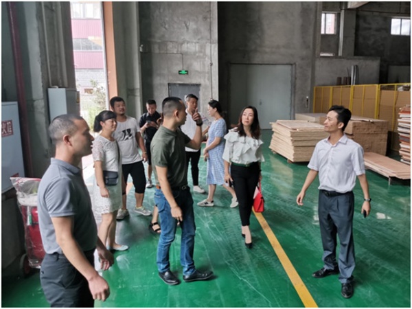 2019年7月29日 重庆家具行业协会秘书长丁华带队参观了奢匠全屋定制位于大足产业园的生产基地