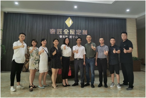 2019年7月29日 重庆家具行业协会秘书长丁华带队参观了奢匠全屋定制位于大足产业园的生产基地