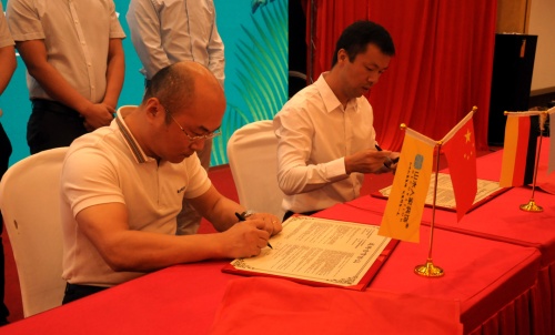 山水人家装饰常务总监张旻先生（左）与威能（中国）供热制冷环境技术有限公司武汉分支负责人石磊先生（右）正在签署战略合作协议