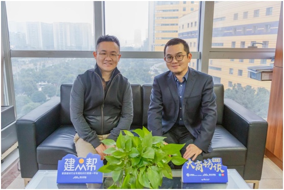 广州建众V6事业部总经理石伟老师（右）对话新腾博越总经理杜力先生（左）