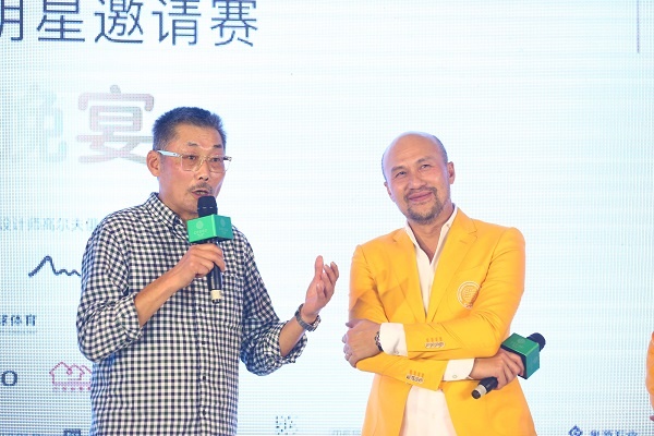 演艺人协会全明星队队长、著名导演何平代表全明星队“约战”中国明星设计师高尔夫俱乐部