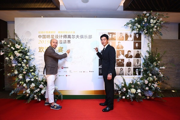 中国明星设计师高尔夫俱乐部主席郑忠与中国高尔夫代表人物之一梁文冲一同现身