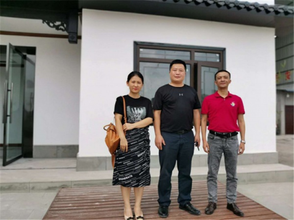 重庆家具行业协会秘书长丁华、新浪家居代表夏静等，一同考察、了解智酷装配式建筑
