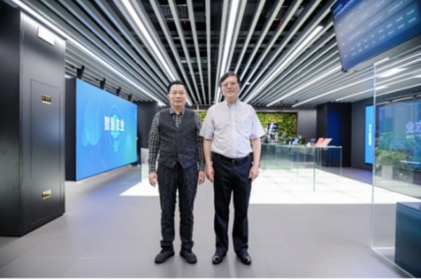 图：红星美凯龙董事长兼CEO车建新(左)与联想集团董事长兼CEO杨元庆(右)共同出席签约仪式