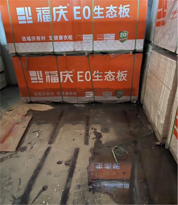 郑州一板材经销商销毁价值80万泡水板材，老板：对得起自己良心