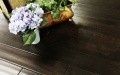 常见的实木地板材种很多，价格高低不一，你