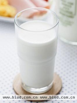 哈佛大学研究称普通人多喝牛奶未必好