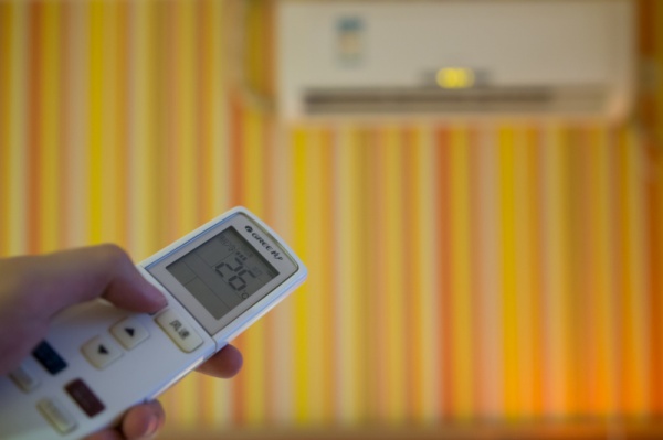 空调的3种错误使用方式，能让你家电表爆表，每月多花不少电费