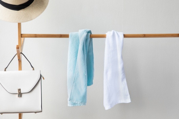 家里毛巾脏了？保洁教你几个小妙招，让毛巾变得干净又软和