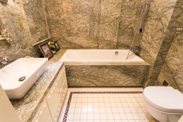 卫生间墙面瓷砖少于一米，就会漏水？看你家位置对吗？