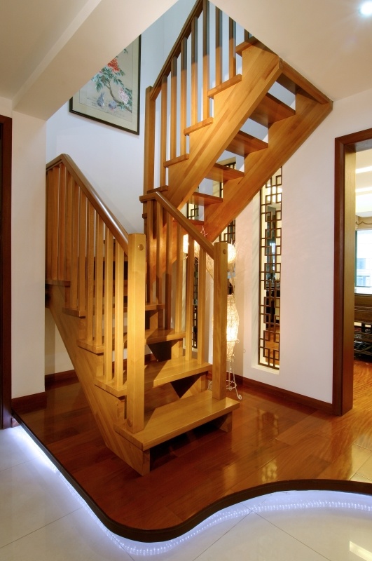 复式楼梯怎么设计？教你在墙上打个洞，楼梯装在自家院子里