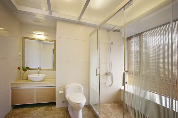 卫生间别再装玻璃沐浴房了，选择这样装，省钱还嫌得空间大