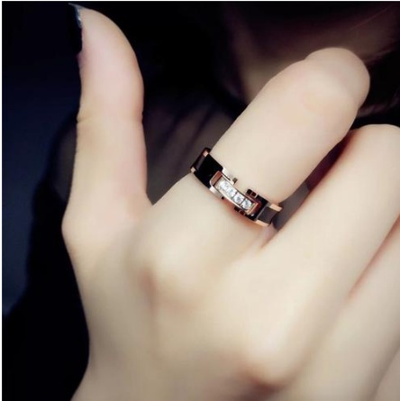 女的食指带戒指什么意思(女的食指带戒指什么意思啊)